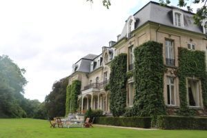 Le château d’Arthey Construit en 1820 dans un style Beaux-Arts, le château d’Arthey est implanté au centre d’un domaine d’une centaine d’hectares de prairies et de forêts.